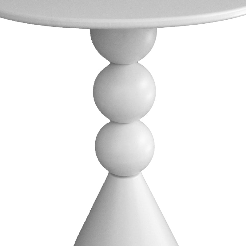 Модерна висока странична масичка Side Table Vedaus изработена од цврст структурен метал во топла крем боја, со паметна геометриска основа и тенок лоунџ профил