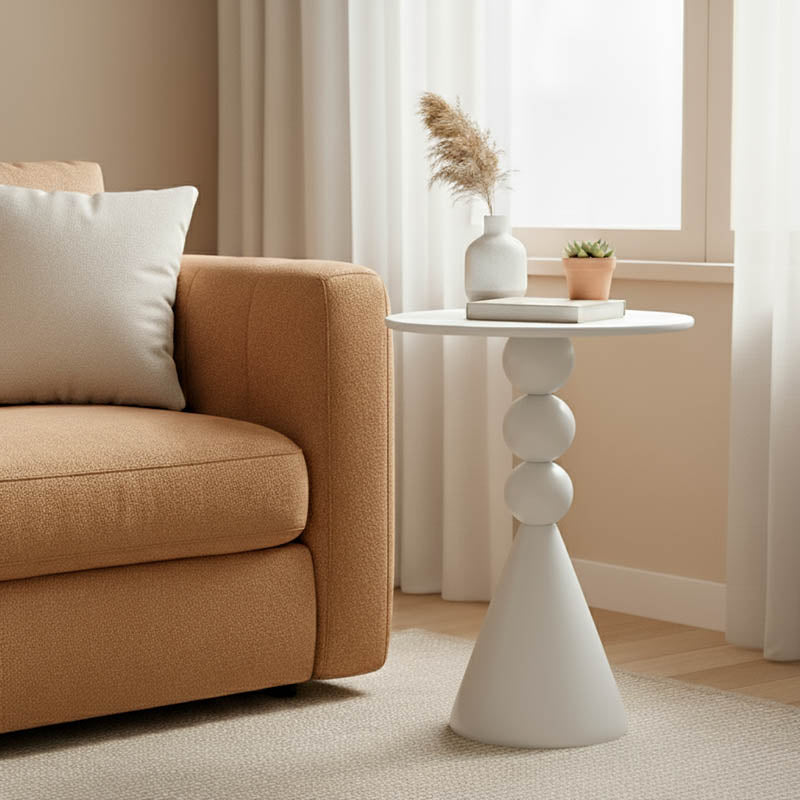 Модерна висока странична масичка Side Table Vedaus изработена од цврст структурен метал во топла крем боја, со паметна геометриска основа и тенок лоунџ профил