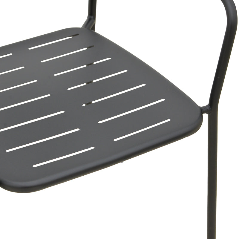 Елегантна црна метална фотелја Stackable Armchair Umberim со ергономски наслони за раце, чисти индустриски линии и функција за паметно редење една во друга
