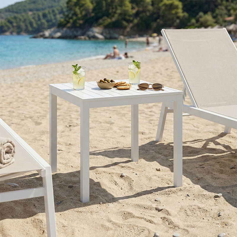 Мала бела алуминиумска маса Baseex со модерен дизајн за надворешна употреба