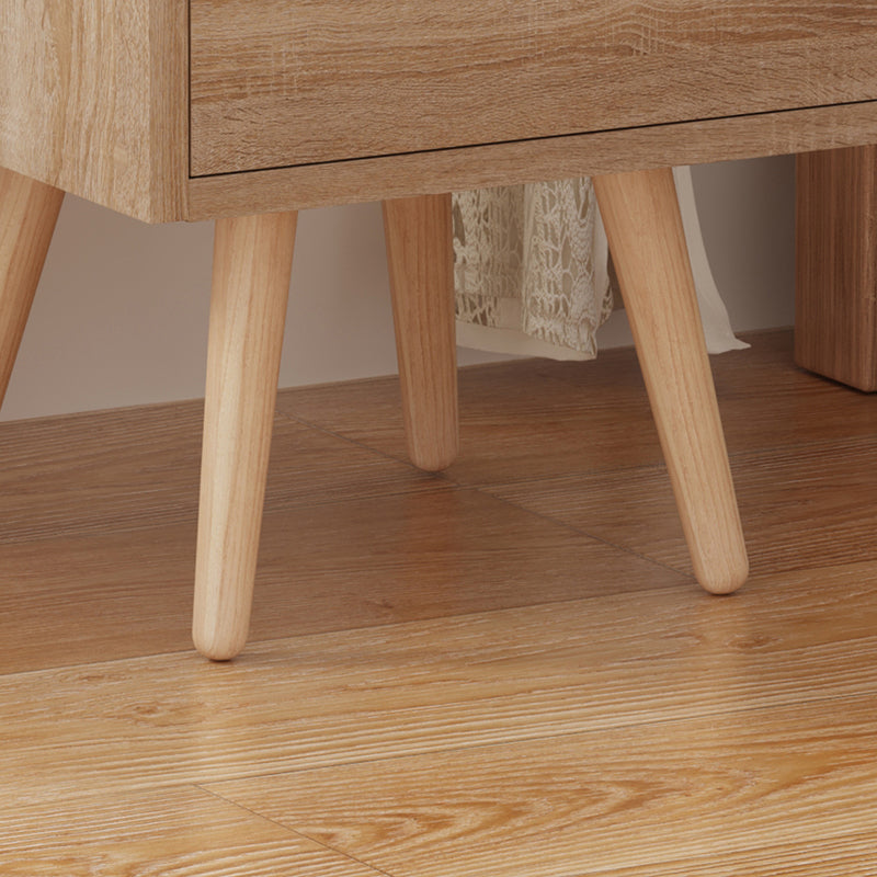 Модерно компактно ноќно ормарче Bedside Table Weiic Selma со коцкаст паметен формат и отворена полица со текстура на природен светл натур даб