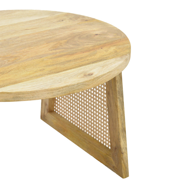 Модерна тркалезна клуб маса Coffee table Xenas со горна површина од масивно манго дрво и раскошна цилиндрична база од рачно ткаен природен ратан во натур нијанса