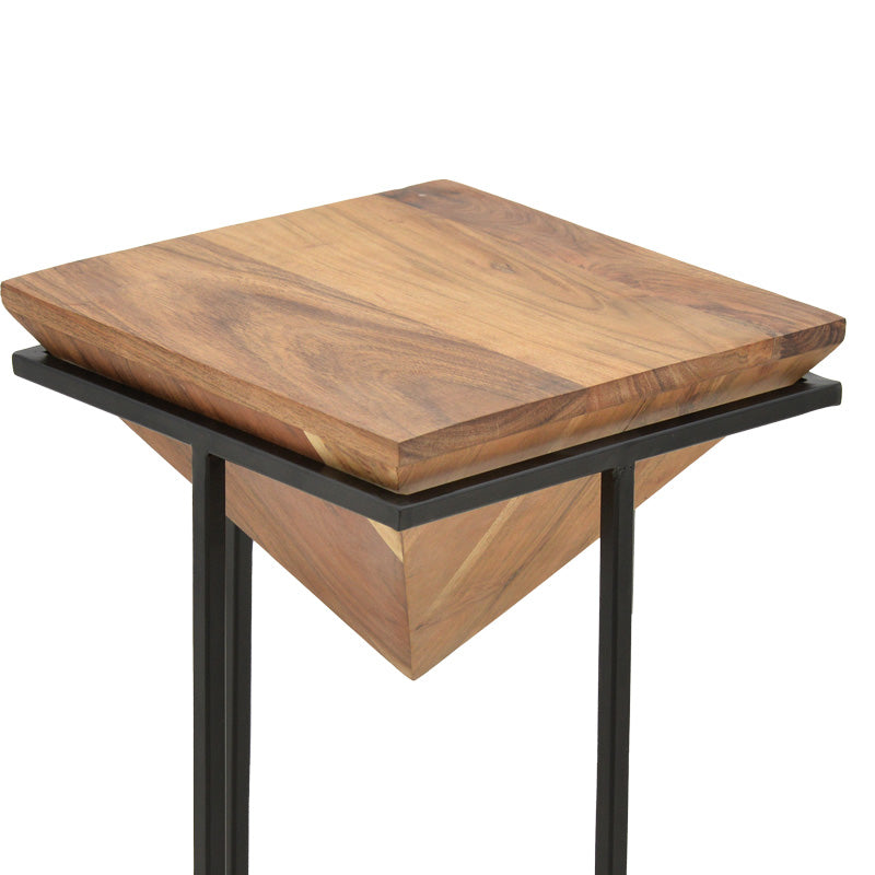 Модерна индустриска помошна масичка Side Table Wilic со квадратна плоча од масивно цврсто дрво акација во природна натур боја и цврсти метални ногарки во мат црн тон