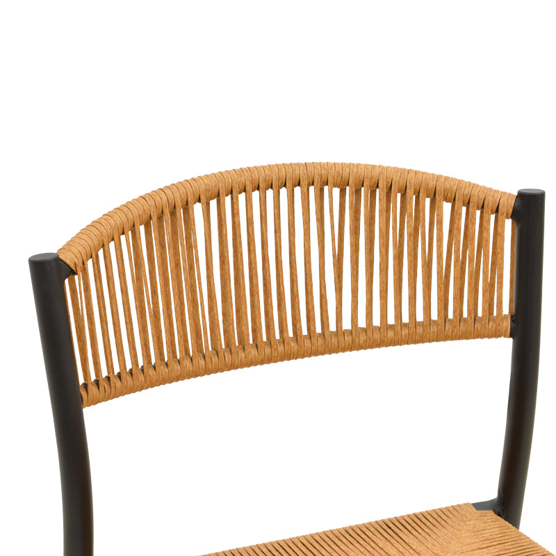 Модерна лоунџ столица Stackable Chair Varna со црна лесна алуминиумска рамка и плетено ергономско седиште од премиум натур PE ратан со функција за редење