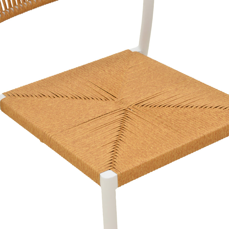 Модерна лоунџ фотелја Stackable Armchair Varnaic со бела лесна алуминиумска рамка, интегрирани наслони за раце и плетено седиште од премиум натур PE ратан со функција за редење