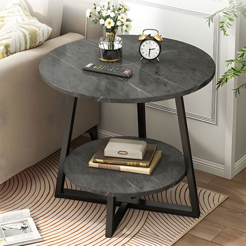 Модерна кружна клуб-маса Zylora со горна површина во темен сив мермер и црна метална конструкција со димензии 60x60cm за дневна соба