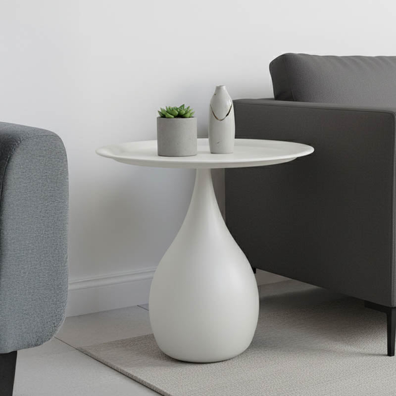 Модерна компактна странична масичка Side Table Vedava изработена од цврст структурен метал во топла крем боја, со паметна геометриска основа и низок лоунџ профил