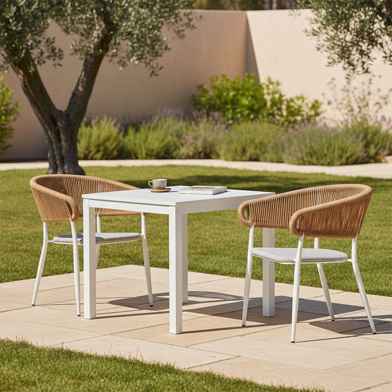 Компактен квадратен сет за јадење Dawnlo во минималистички стил со бела алуминиумска маса и два соодветни лесни столови