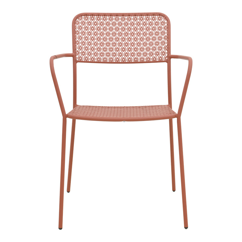 Елегантна метална фотелја Stackable Armchair Vale во топла теракота боја, со ергономски наслони за раце, чисти линии и функција за паметно редење една во друга