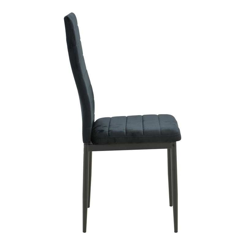 Модерен трпезариски лоунџ стол Chair West обложен со софистицирано меко црно кадифе, поддржан со цврсти засилени метални ногарки во мат црна боја