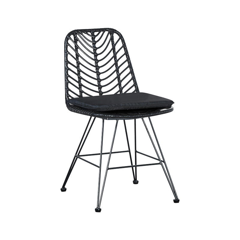 Модерно, естетска и уникатно градинарско столче Garden chair Jaxon од црн плетен PE ратан, со придружно меко црно перниче и цврсти црни метални ногарки