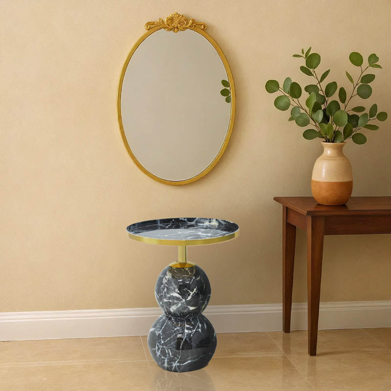 Модерна, естетска и уникатна тркалезна помошна масичка Side table Halia со луксузна горна плоча од природен црн мермер и софистицирана црно-златна метална структура