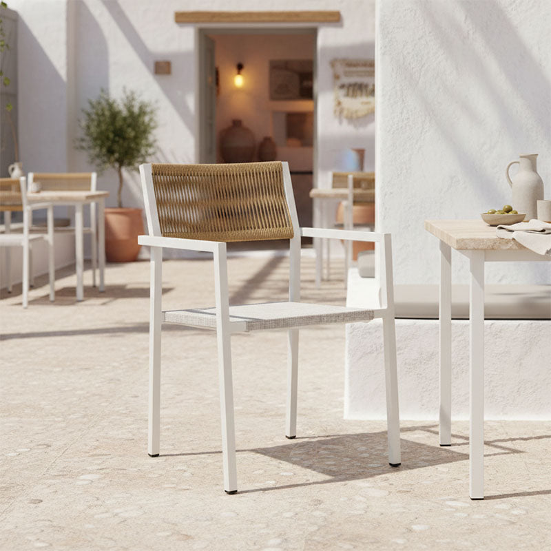 Модерен, естетски и уникатен редечки градинарски стол Aluminum armchair Quebec со бела алуминиумска рамка и седиште од текстилен во нијанса на природен ратан