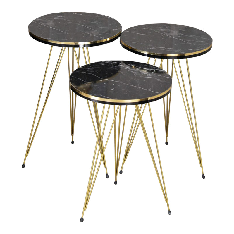 Модерен, естетски и уникатен сет од три клуб масички Side tables Kemp со горна плоча во луксузен декор на црн мермер со бели вени и сјајни златни метални ногарки