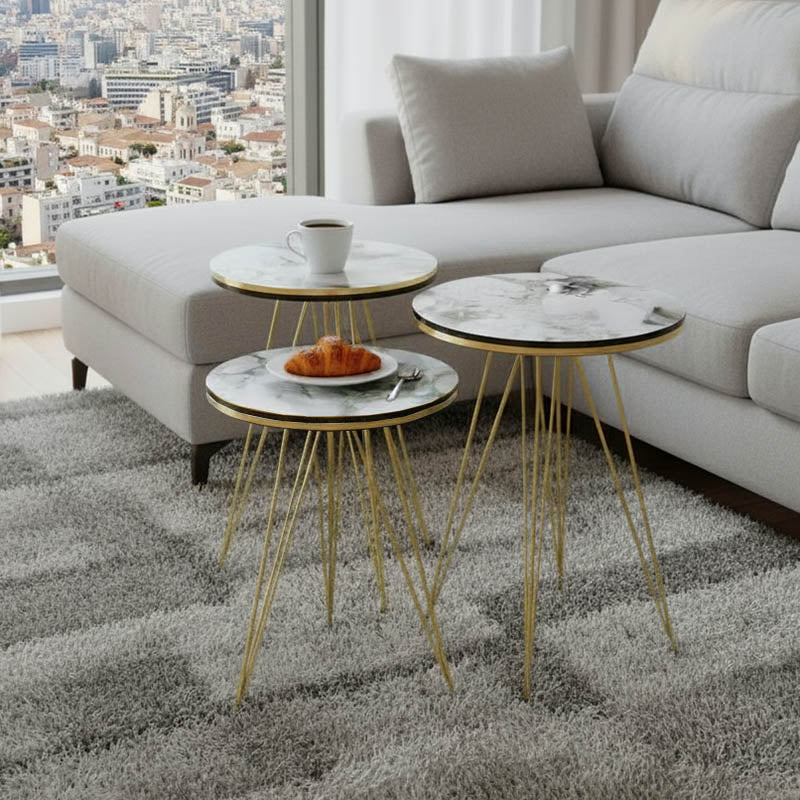 Модерен, естетски и уникатен сет од три клуб масички Side tables Larar со горна плоча во луксузен бело-беж мермерен декор и сјајни златни метални ногарки