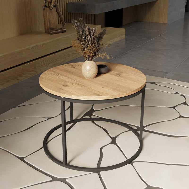 Модерна, естетска и уникатна тркалезна клуб маса Coffee table Laret со горна плоча во топол дрвен декор на даб и стабилна црна метална база
