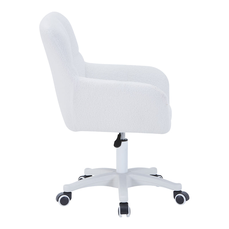 Модерна ергономска канцелариска и козметичка столица Office chair Xenoas тапацирана во луксузно меко бело теди крзно со хромирана база на тркала