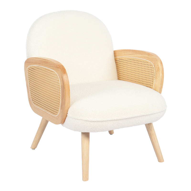 Удобна фотелја Airaly со бела Teddy мека ткаенина и дрвени ногарки во природна боја