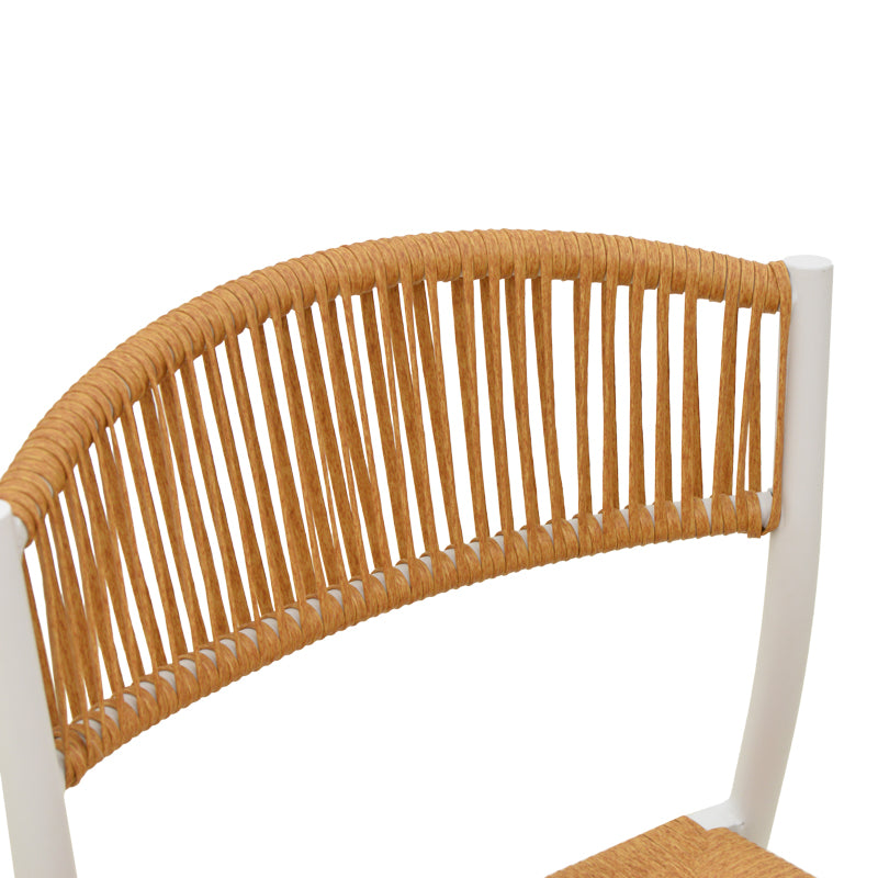 Модерна лоунџ фотелја Stackable Armchair Varnaic со бела лесна алуминиумска рамка, интегрирани наслони за раце и плетено седиште од премиум натур PE ратан со функција за редење